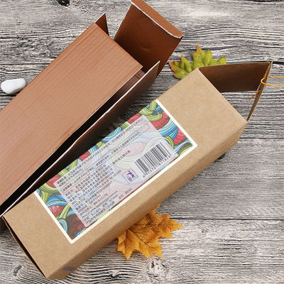 매트 표면으로 된 카드보드 선물 포장 상자에 맞춤 로고 인쇄가 허용됩니다. 가시성과 포장 매력을 향상시킵니다.